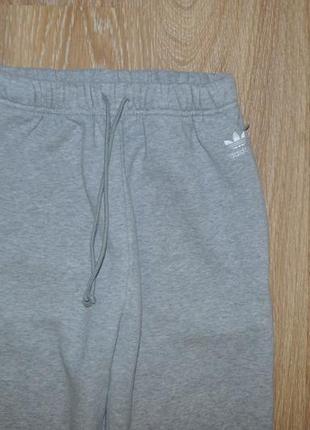 Серые спортивные штаны с начесом adidas4 фото