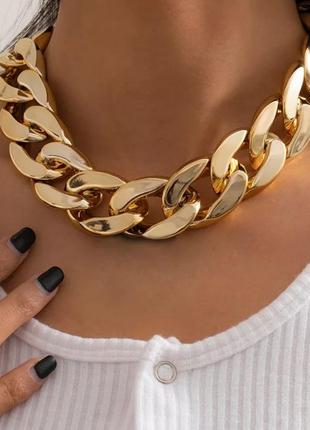 Акриловое суперлегкое ожерелье-чокер в золотом цвете1 фото