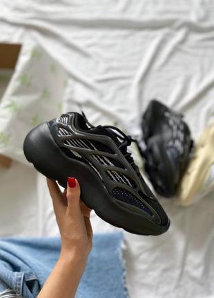 Жіночі кросівки в стилі adidas yeezy 700 v3 black