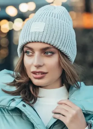 Жіноча молодіжна світло-сіра тепла в"язана шапка