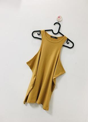 Горчичная майка с вырезами от boohoo