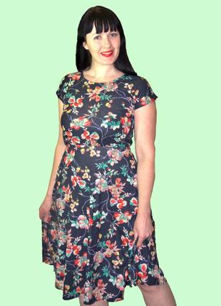 Очаровательное трикотажное платье в цветочный принт uk8-10