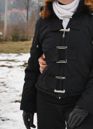 Женская черная зимняя укороченная куртка пуховик с капюшоном на флисе1 фото