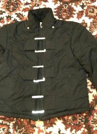Женская черная зимняя укороченная куртка пуховик с капюшоном на флисе2 фото