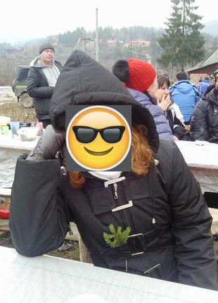 Женская черная зимняя укороченная куртка пуховик с капюшоном на флисе4 фото