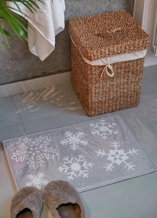 Стильный коврик для ванной комнаты прихожей на противоскользящей основе с зимним новогодним принтом1 фото