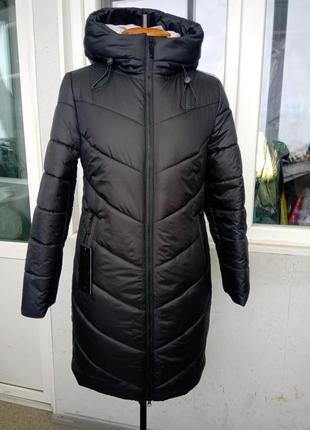 Однотонна чорна зимова батальна куртка — пуховик із капюшоном