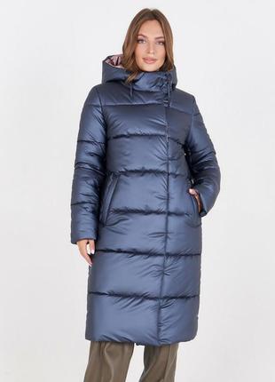 Стеганная длинная зимняя женская куртка цвета джинс из блестящей ткани 44-542 фото