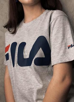 Серая футболка fila