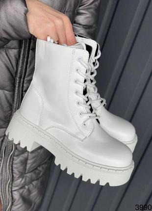 Демисезонные кожаные ботинки белые на массивной подошве4 фото