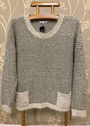 Дуже красивий і стильний брендовий в'язаний светр-оверсайз.