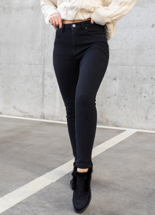Черные джинсы скинни утепленные байкой высокие классика1 фото