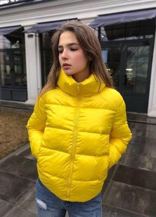 Жіноча стьобана коротка куртка оверсайз жовта з плащової тканини без капюшона з утеплювачем весняна осінка