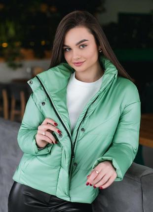 Жіноча стьобана коротка куртка оверсайз зелена з плащової тканини без капюшона з утеплювачем весняна осінка2 фото