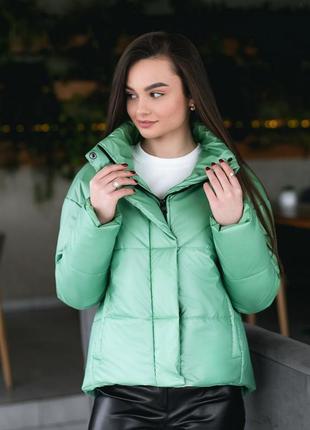 Женская стеганая короткая куртка оверсайз зеленая из плащевки без капюшона с утеплителем весенняя осенняя