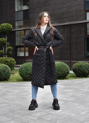 Жіноча куртка-пальто чорна в ромб з утеплювачем і поясом без ґудзик двобортна весняна осінка