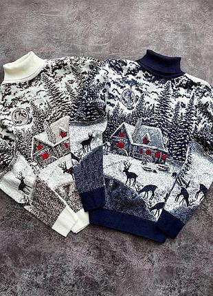 Мужской новогодний свитер с оленями и домиками красный с горлом шерстяной