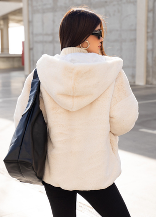 Укороченная шубка куртка из меха с капюшоном 2 цвета2 фото