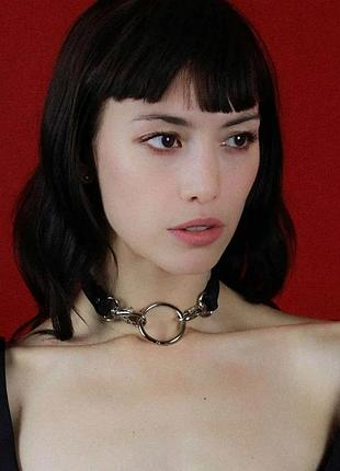 Чокер из плотной премиум кожи с кольцом и карабинами . ручная работа