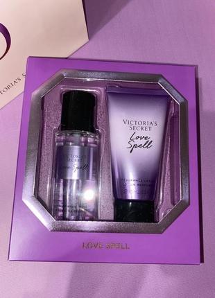 Подарунковий набір victoria's secret love spell velvet petals вікторія сикрет набір міні лосьйон і спрей 75 мл