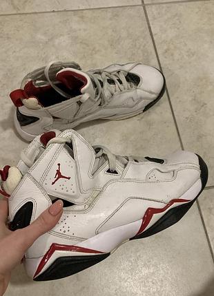 Ретро модель від air jordan true flight – white