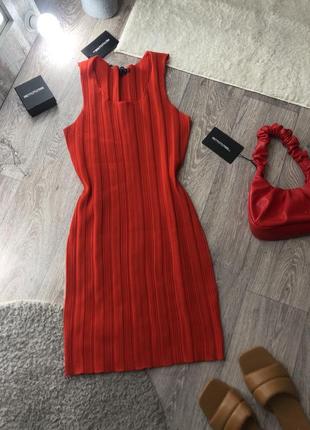 Яркое красное платье1 фото