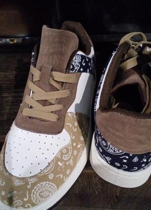 Кросівки жиночи