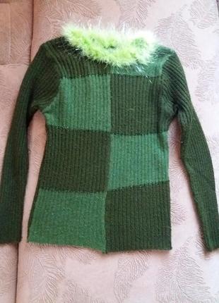 Нарядный уютный красивый зеленый свитер с лебединым пухом
