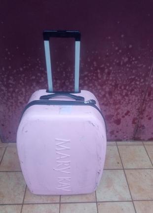 Продам большой чемодан от известного бренда,,mary kay