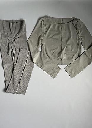 Бесшовный комплект лосины в рубчик с пуш ап эффектом и рашгард топ с длинным рукавом серый