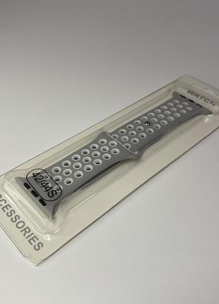 Ремешок для apple watch 42mm/44mm в стиле nike sport band силиконовый браслет серый с белым7 фото