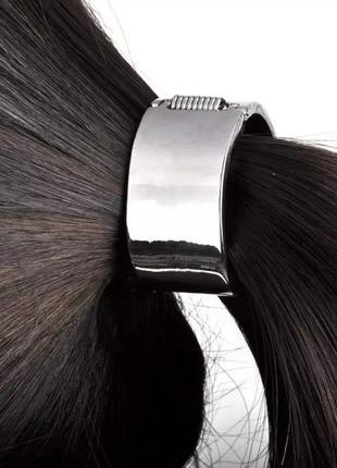 Серебряного цвета резинка для волос на защелке конский хвост