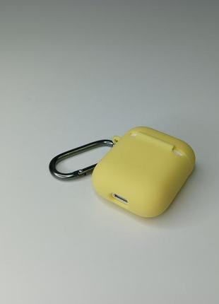 Чехол hand case original для airpods 1 / 2 с карабином плотный силиконовый чехол для наушников желтый4 фото