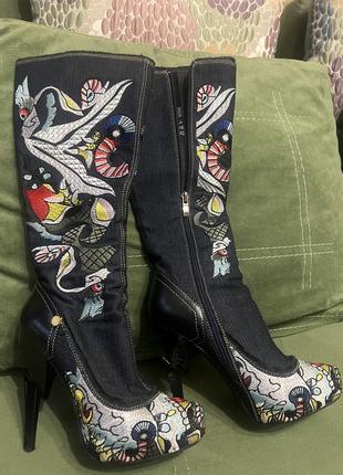 Стильные джинсовые сапоги с вышивкой с каблуком молнией