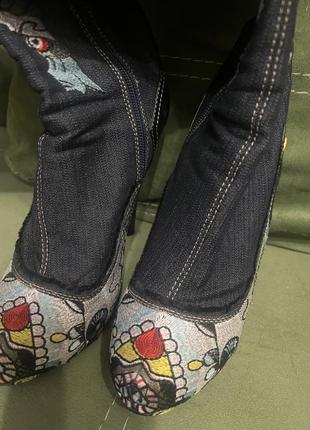 Стильные джинсовые сапоги с вышивкой с каблуком молнией7 фото