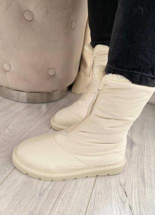 Зимові водонепроникні жіночі теплі та зручні чобітки з хутром плащівка бежеві світлий беж зимні сапожки дутики зима черевики з блискавкою спереду8 фото