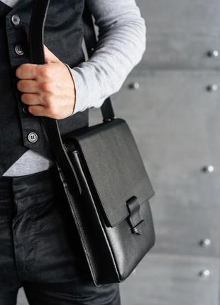Мужская кожаная сумка через плечо планшет мессенджер с клапаном черная9 фото