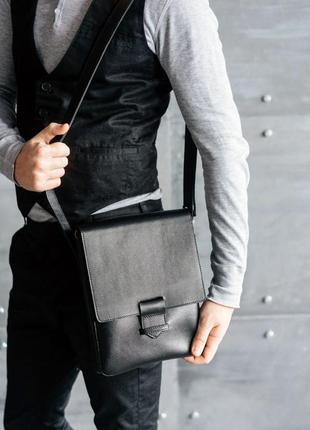 Мужская кожаная сумка через плечо планшет мессенджер с клапаном черная8 фото