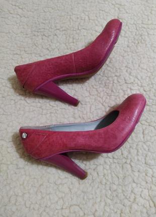 Яркие женские туфли на высоком каблуке hugo boss1 фото