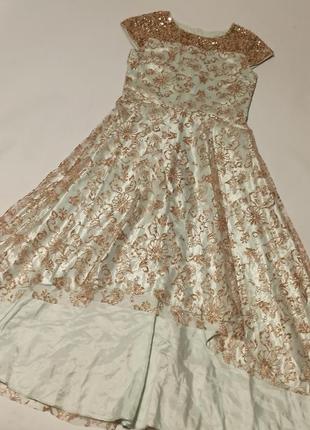 Шикарное платье, асимметричное, с золотыми завитками #7