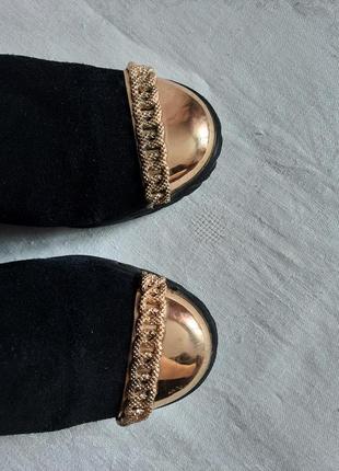Черные замшевые высокие сапоги с золотим носком на скрытой танкетке3 фото