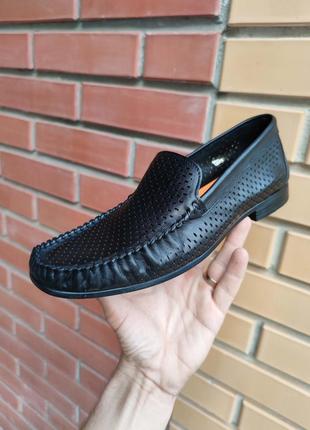 Кожаные мокасины с перфорацией. мягкие черные мужские мокасины luciano bellini