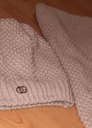 Набор шапка и шарф розового цвета теплая на флисе вязаные