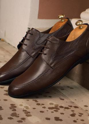 Мужские туфли на низком каблуке. выбирайте коричневую мужскую обувь!1 фото