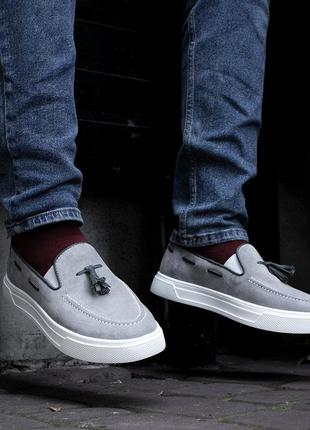 Серые мужские лоферы из натуральной замши. станут твоей любимой парой обуви!