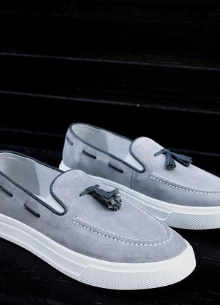 Серые мужские лоферы из натуральной замши. станут твоей любимой парой обуви!