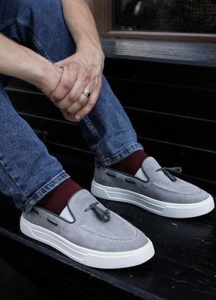 Серые мужские лоферы из натуральной замши. станут твоей любимой парой обуви!