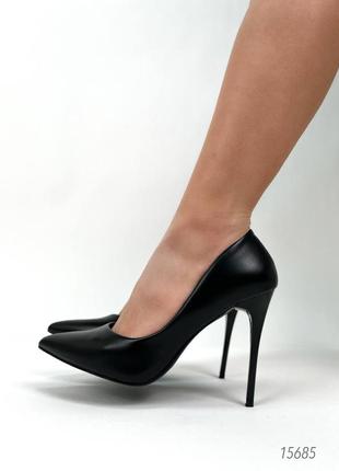 Жіночі класичні туфлі  еко шкіра
