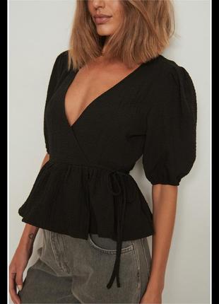 Текстурированный топ блуза блузка на запах с объемными рукавами с баской1 фото