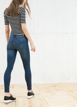 Нові джинси bershka з високою талією і дірками на колінах4 фото